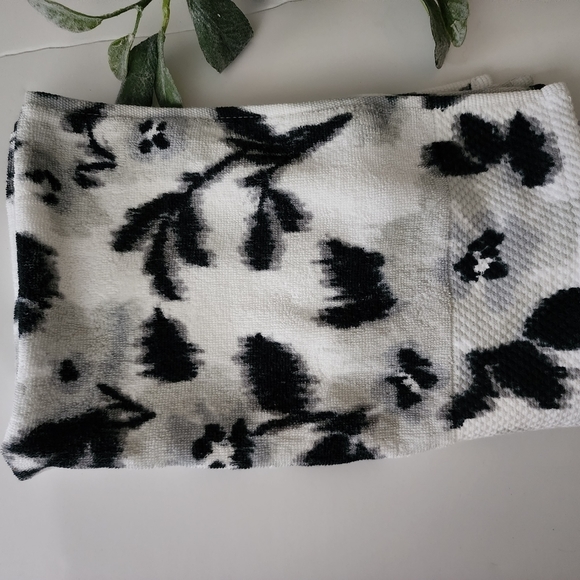 Deborah Connolly Black White Gray Abstract Hand Set Of 2 Towels - Picture 1 of 3